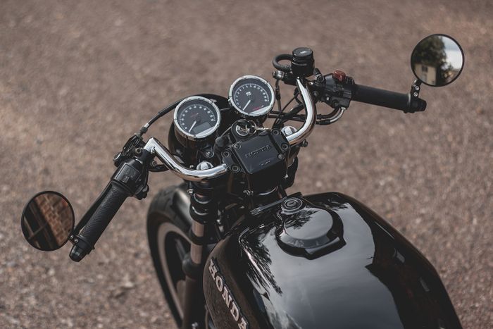 Setang model clubman dikombinasikan panel instrumen klasik dari Koso