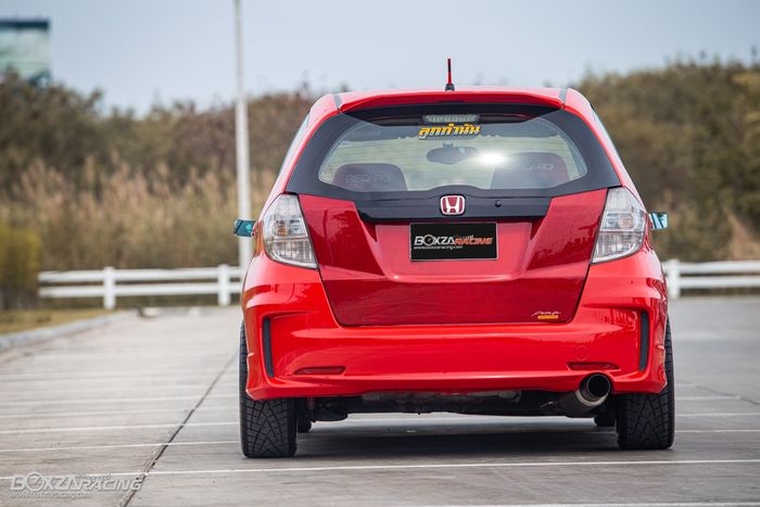 Honda Jazz GE8 Tampil Sporty Material Serat Karbon Dicat Honda Jazz GE8 Tampil Sporty Material Serat Karbon Dicat