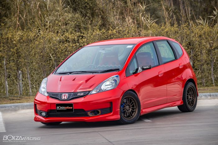 Modifikasi Honda Jazz ini bukan cuma tampang, tapi simpan tenaga 323 dk