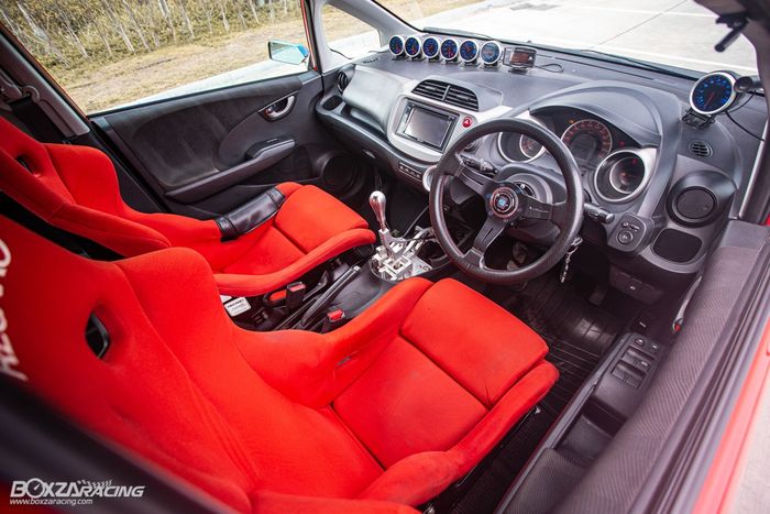 Kabin juga tak ketinggalan dibuat racing