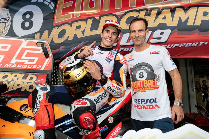 Marc Marquez dan Alberto Puig (manajer tim Repsol Honda) tegas-tegas gak bakalan melepaskan Marc Marquez lepas dari Honda