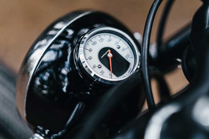 Speedometer ditanam di batok lampu untuk menguatkan kesan simpel