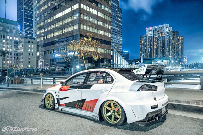 Tampilan belakang modifikasi Mitsubishi Lancer Evo X bergaya street racing