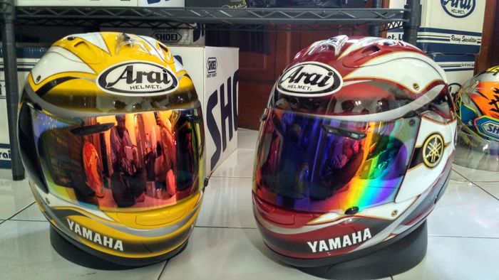 Helm dengan visor iridium, tampilannya menarik