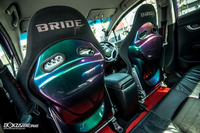 Tampilan kabin Honda Civic FB dengan kelir ungu