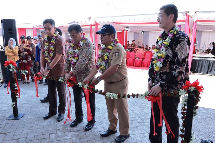 Pemotongan pita depo suku cadang baru milik Hino oleh manajemen PT HMSI dan Walikota Makassar.