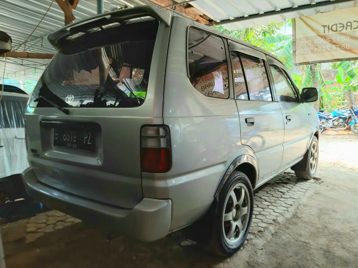 Tampilan Belakang Toyota Kijang SGX