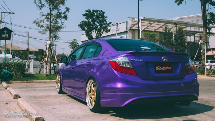 Tampilan belakang modifikasi Honda Civic FB dengan kelir ungu