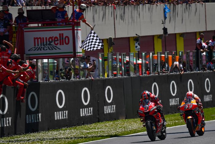 Pertarungan ketat hingga garis finish antara Danilo Petrucci dan Marc Marquez di MotoGP Italia 2019