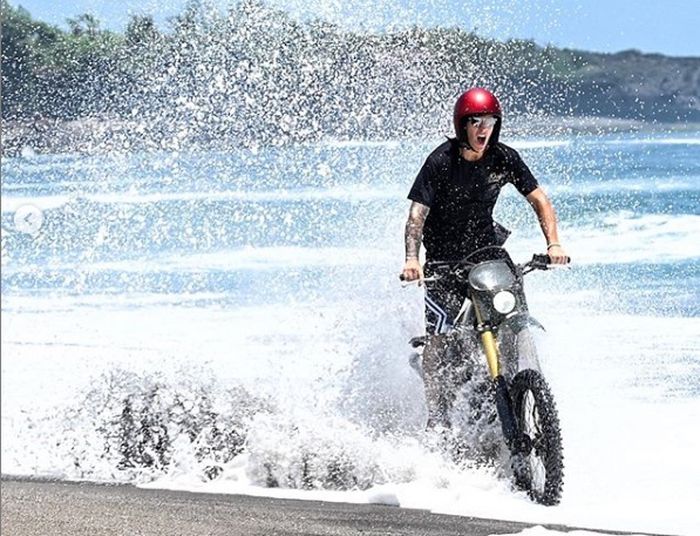 Fabio Quartararo menikmati riding di pinggir pantai di Bali