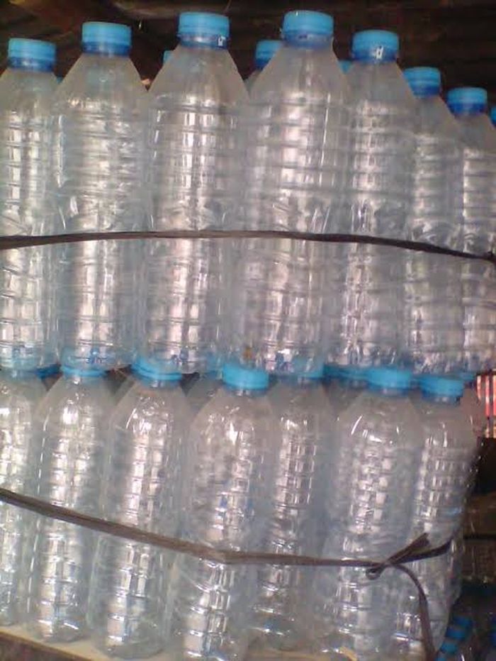 Ilustrasi botol mineral bekas