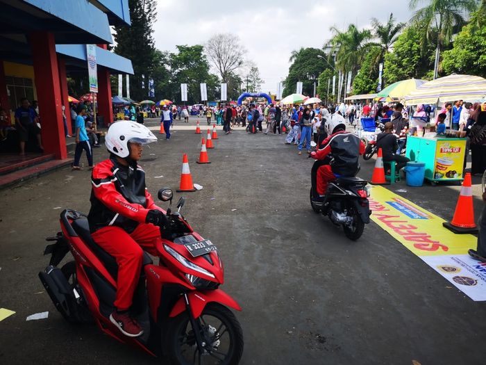Pelajar mengikuti kegiatan safety riding melatih skill berkendara