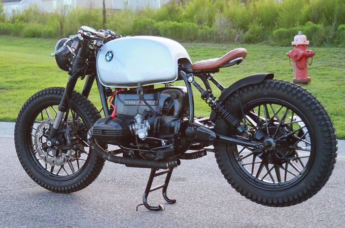 Garpu depan Suzuki GSX-R tampak serasi dengan pelek BMW R100