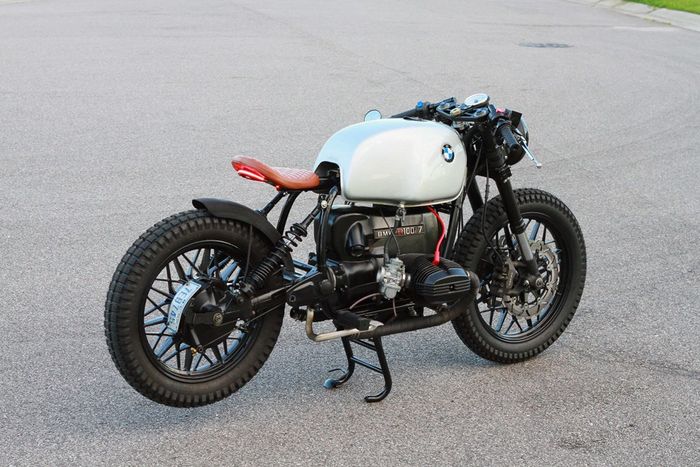 Tampilan BMW R100 bobber cafe ini pun begitu menarik