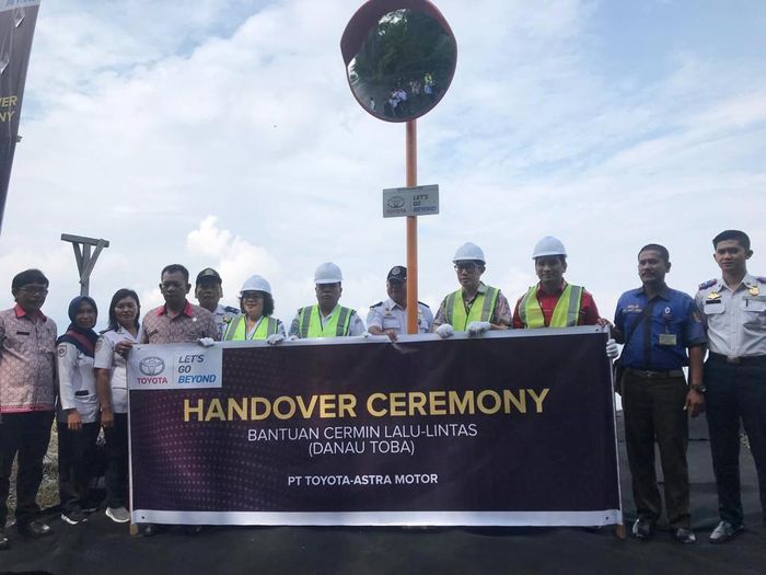 Acara peresmian secara simbolis gerakan program CSR keselamatan berlalu lintas oeh Toyota di area Danau Toba, Sumut