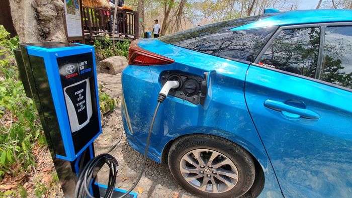 Isi daya listrik di Prius Plug-in Hybrid bikin mobil jadi yang paling irit konsumsi BBM