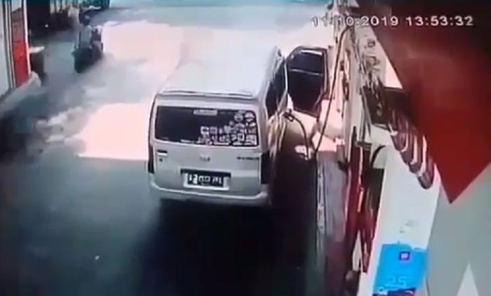 Daihatsu Granmax terbakar saat mengisi bensin di SPBU Cipayung, Jaktim.