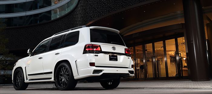 Tampilan belakang Toyota Land Cruiser dengan body kit Artisan Spirit