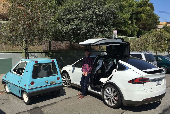 Sebring-Vanguard Citicar disandingkan dengan Tesla Model X. Kelihatan kan imutnya?