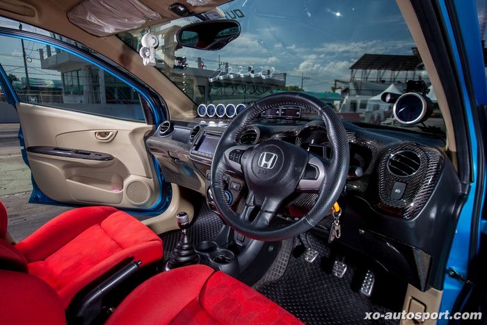 Tampilan kabin Honda Brio bergaya racing