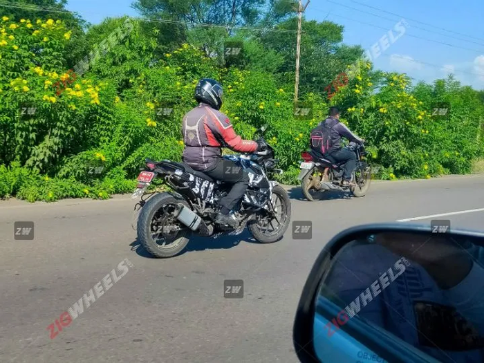 Posisi ridingnya tegak, layaknya motor adventure