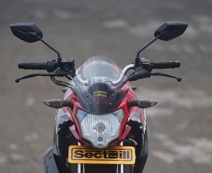 Ada cetakan tekstur carbon dan tulisan Sectbill