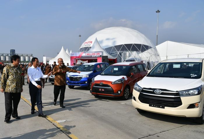 Presiden RI Joko Widodo, Menteri Perindustrian RI Airlangga Hartarto bersama PResiden Direktur TMMIN Warih Andang Tjahjono meninjau produk-produk ekspor saat seremoni pencapaian lebih dari 1 juta ekspor kendaraan utuh bermerek Toyota pada tahun 2018 yang lalu.