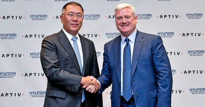 Euisun Chung, Executive Vice Chairman dari Hyundai Motor Group (kiri) bersama Kevin Clark, CEO Aptiv (kanan)