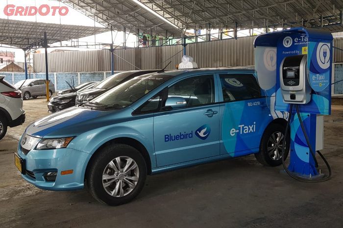 Taksi Listrik BYD e6 Bluebird e-Taxi