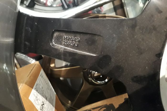 Contoh kode angka di balik pelek mobil yang menentukan spesifikasi