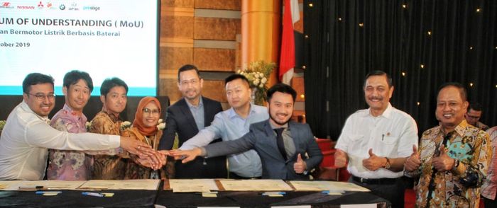 Penandatanganan nota kesepahaman PT Mitsubishi Motors Krama Yudha Sales Indonesia dengan PT PLN