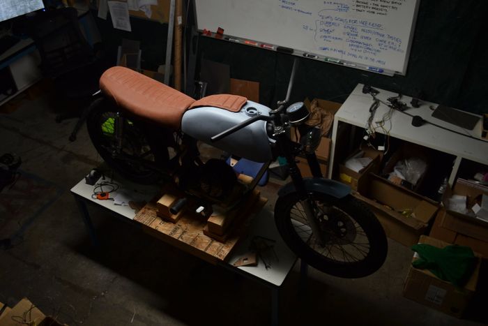 Hasilnya sebuah motor bergaya lawas dengan teknologi modern