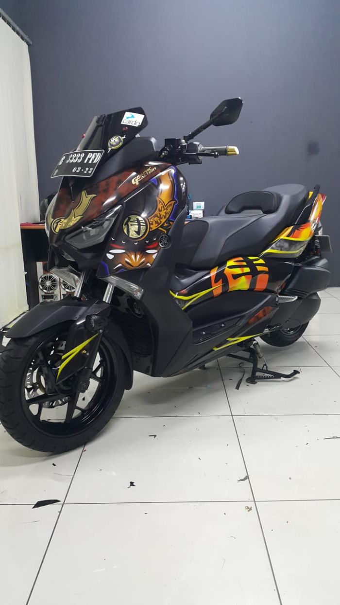 Yamaha NMAX pakai livery motif helm pembalap 