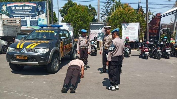 Hukuman push up diberikan pada oknum polisi yang melawan arus jalan pakai mobil dinas