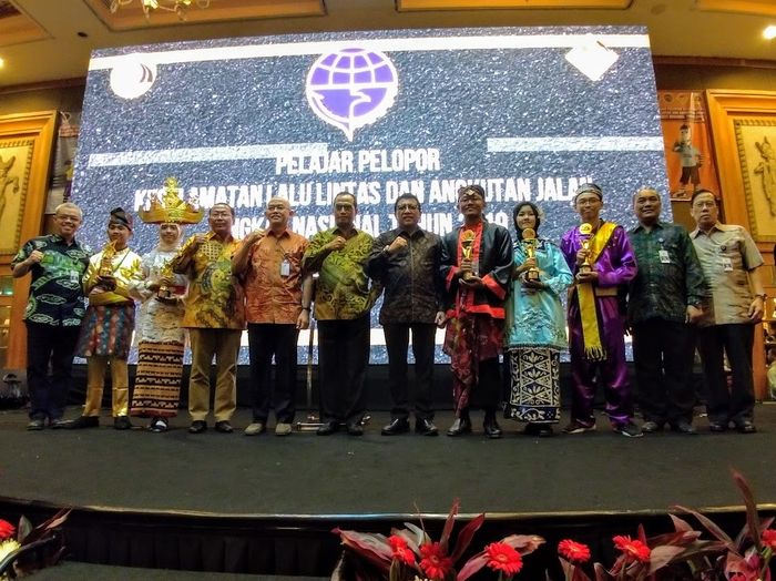 Menteri Perhubungan Budi Karya Sumadi, Dirjen Perhubungan Darat Budi Setiyadi, serta jajaran direksi Kementerian Perhubungan berfoto bersama 5 pemenang Pelajar Pelopor tahun 2019