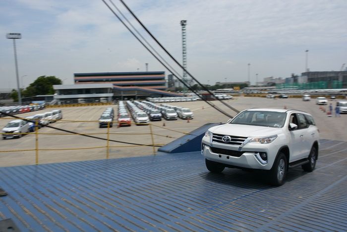 Toyota Fortuner buatan PT Toyota Motor Manufacturing Indonesia (TMMIN) yang siap dikirim ke negara tujuan ekspor.