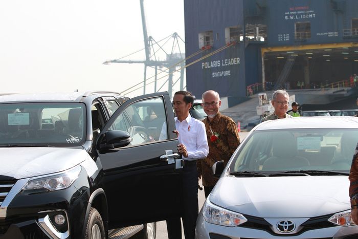 Presiden RI Joko Widodo ditemani Presiden Direktur TMMIN Warih Andang Tjahjono meninjau produk ekspor Toyota Fortuner