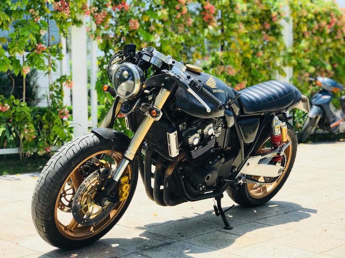 Honda CB400SF yang biasa pun berubah jadi keren pakai gaya cafe racer