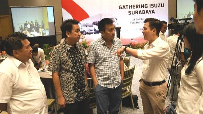 GATHERING ISUZU - Presiden Director PT Isuzu Astra Motor Indonesia, Ernando Demily saat presentasi pada Gathering Isuzu Surabaya di Hotel Vasa, Jumat (18/10).   