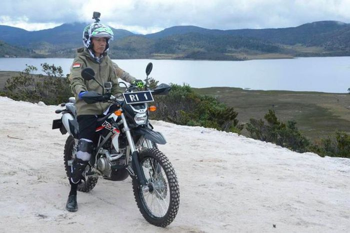 Presiden Jokowi naik motor trail dengan helm NHK Road Fifhter