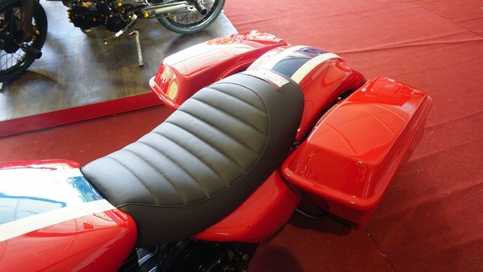 Ferrari 458 Speciale menjadi tema ubahan Harley-Davidson Road King ini