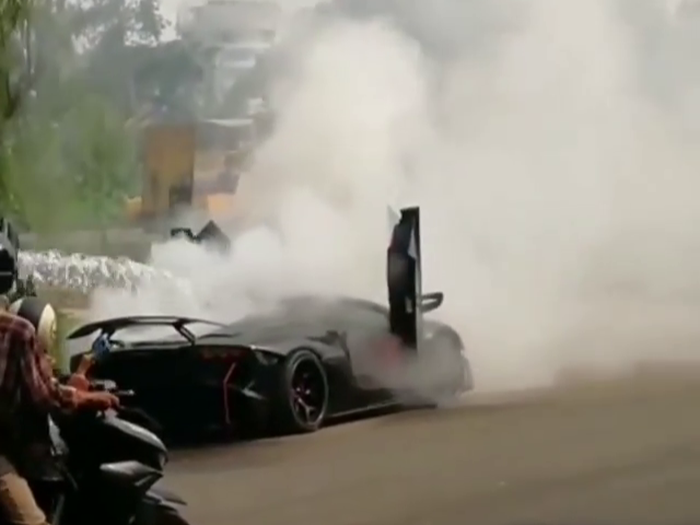 Lamborghini Aventador milik Raffi Ahmad yang terbakar (19/10).