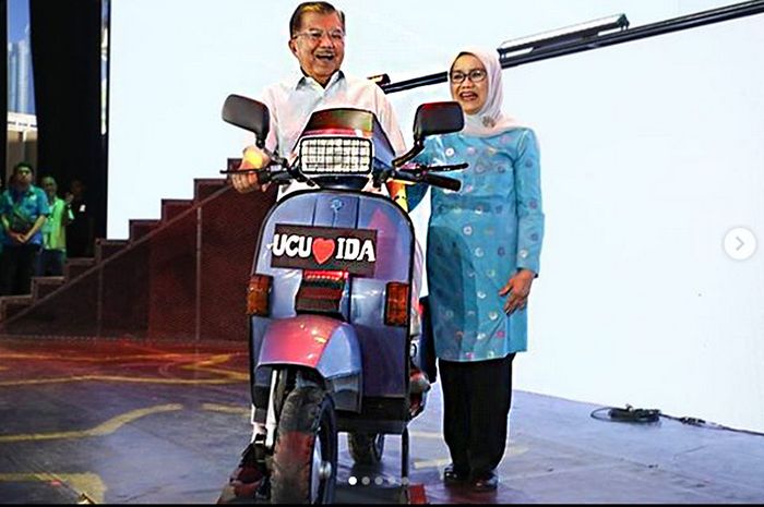 Jusuf Kalla dan istri bersama Vespa Excel pemberian Paspampres