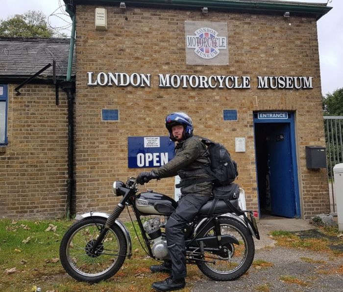 Bagian luar dari London Motorcycle Museum.