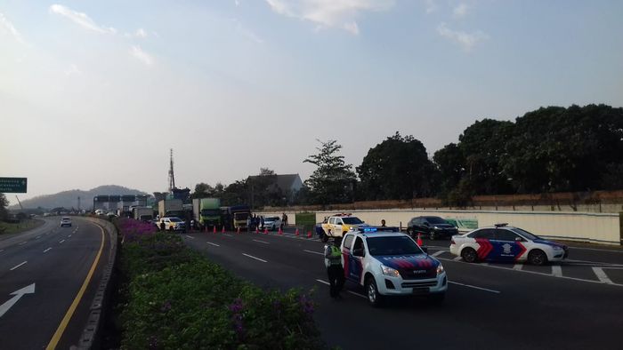 kebakaran pipa bahan bakar Pertamina menyebabkan kemacetan parah di ruas jalan Bandung menuju Cileunyi.