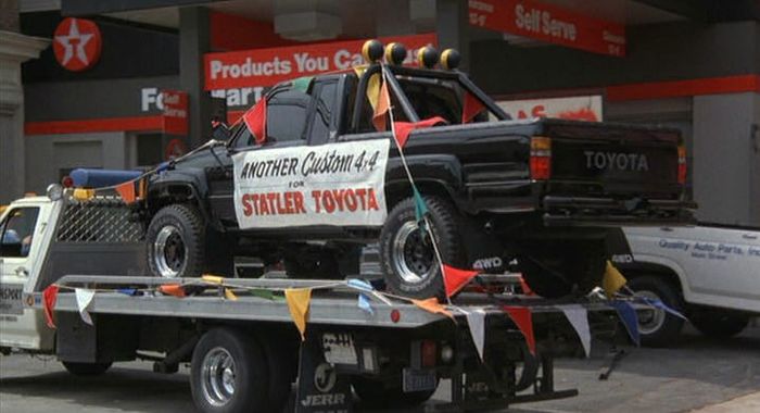 Toyota SR5 Xtra yang diidamkan Marty dari Film Back to The Future