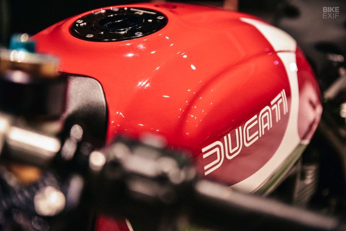 Tangki diberi warna seperti bendera Itali dengan logo Ducati tahun 70an