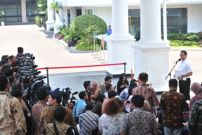 Juliari Batubara saat menghadapi media di depan Istana Kepresidenan, Selasa (21/10)
