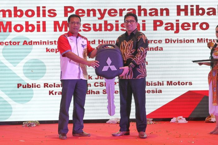 Simbolisasi penyerahan Mitsubishi Pajero Sport ke Balai Latihan Kerja di Samarinda oleh PT Mitsubishi Motors Krama Yudha Sales Indonesia
