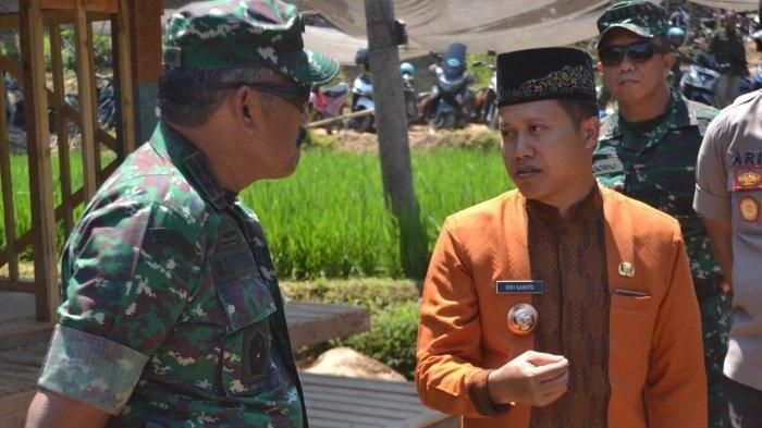 Dwi Ganoto, Petinggi Desa Tanjung menceritakan keluh kesah warga kepada Pangdam IV/Diponegoro Mayjend TNI Muhammad Effendid